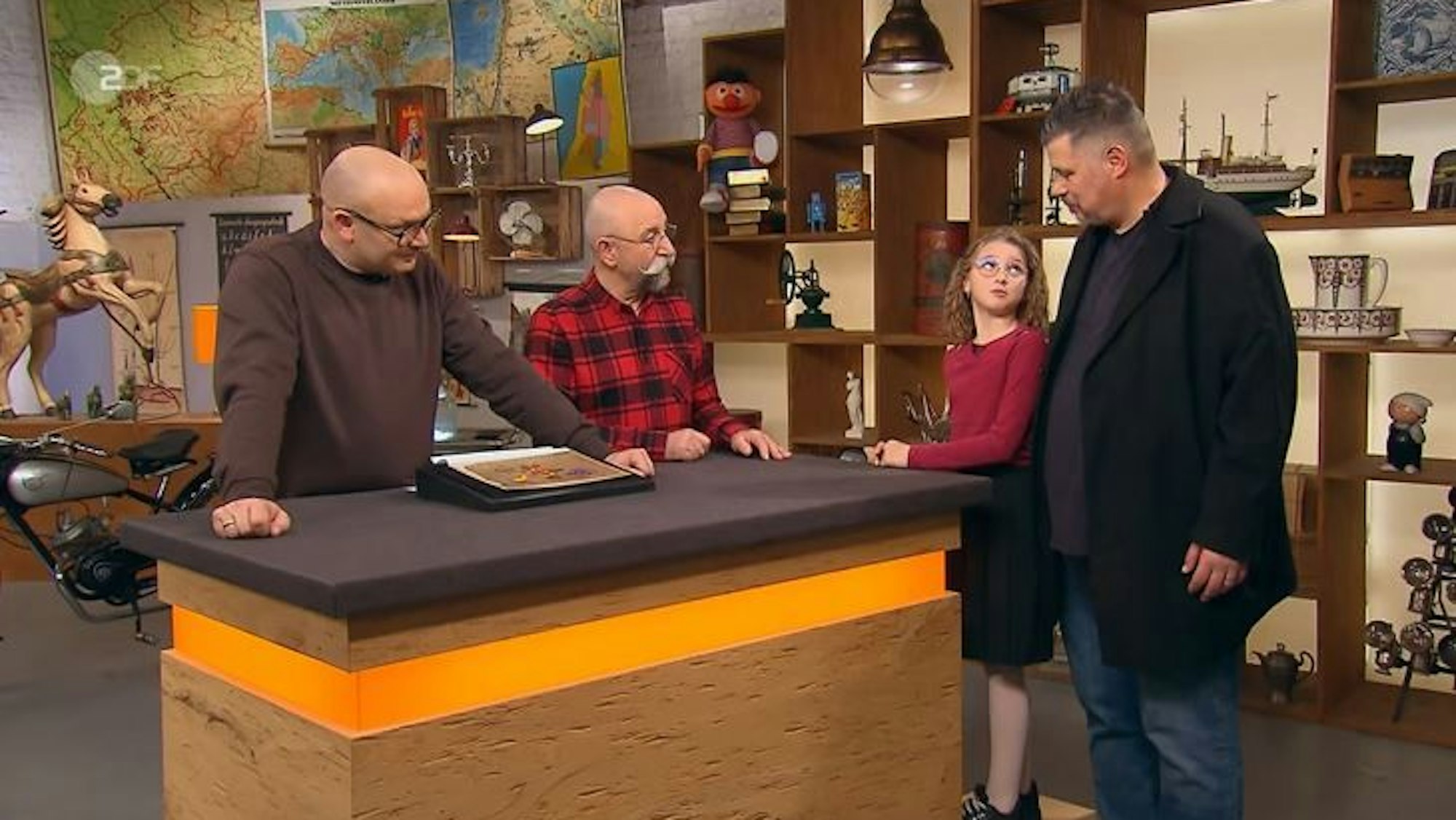 Markus Schulz (v.l.) und Tochter Sophia mit Horst Lichter und Sven Deutschmanek bei Bares für Rares.