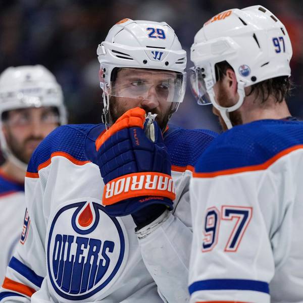 Superstars und dicke Freunde: Leon Draisaitl und Connor McDavid (r) von den Edmonton Oilers unterhalten sich während einer Partie der NHL-Playoffs.