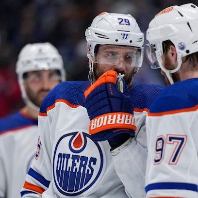 Superstars und dicke Freunde: Leon Draisaitl und Connor McDavid (r) von den Edmonton Oilers unterhalten sich während einer Partie der NHL-Playoffs.