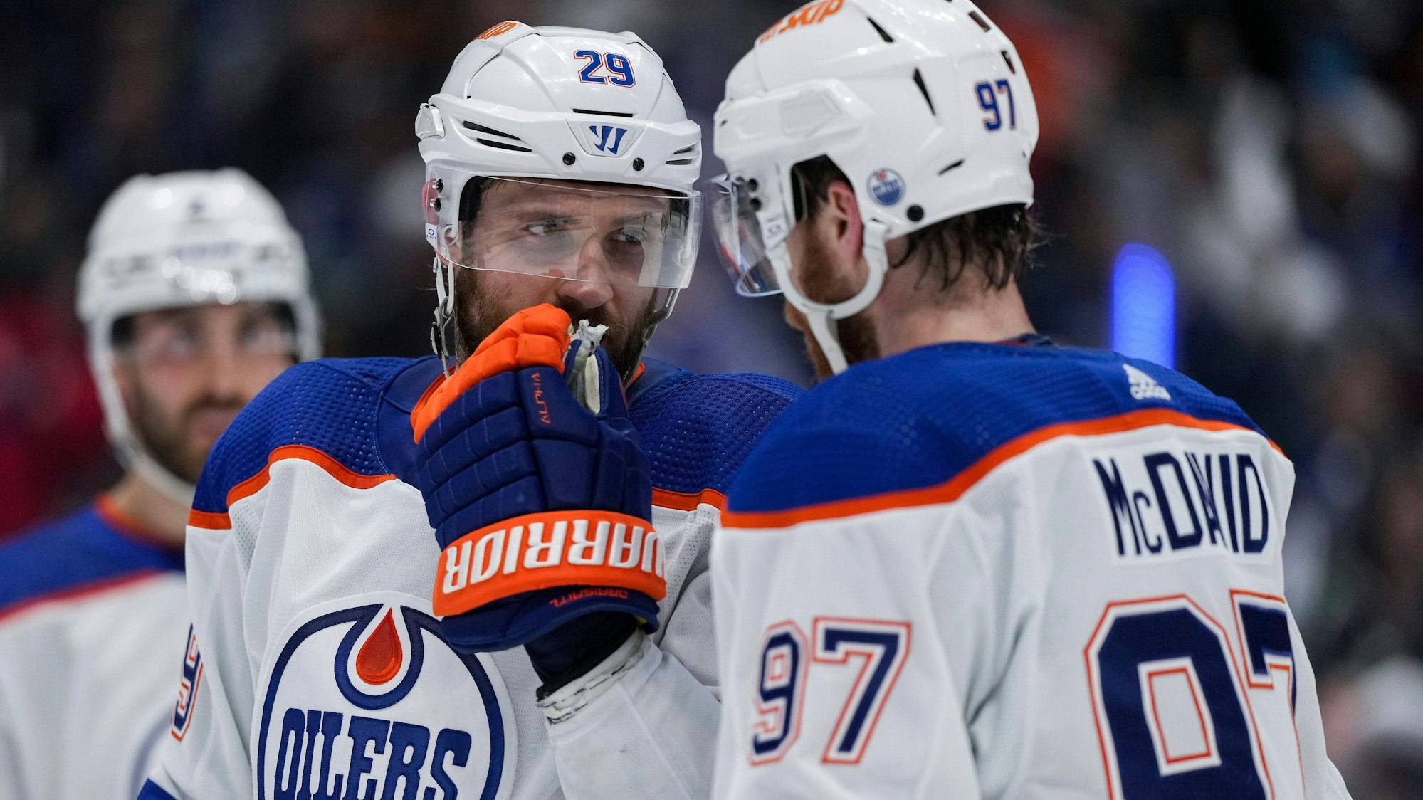 Superstars und dicke Freunde: Leon Draisaitl und Connor McDavid (r) von den Edmonton Oilers unterhalten sich während einer Partie der NHL-Playoffs.
