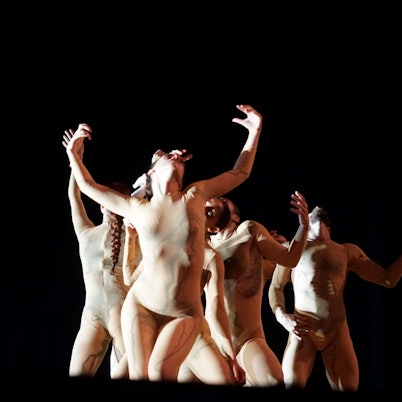 More than
Shahar Binyamini
Eine Produktion von LaLaCollective
Choreografie: Shahar Binyamini
Choreografie, Regie & Konzept: Shahar Binyamini
Tänzer*innen: Joseph Kudra, Roni Milatin, Dor Nahum, Or Saadi, Maya Botzer Simhon & Naor Walker
Musik: Mark Eliyah, Mohammad Reza Mortazavi & Gamelan Degung
Licht: Ofer Laufer
Kostüme: Charlie Le Mindu & Shahar Binyamini
Künstlerische Beratung: Lea Yanai
Foto: Tamara Dekel