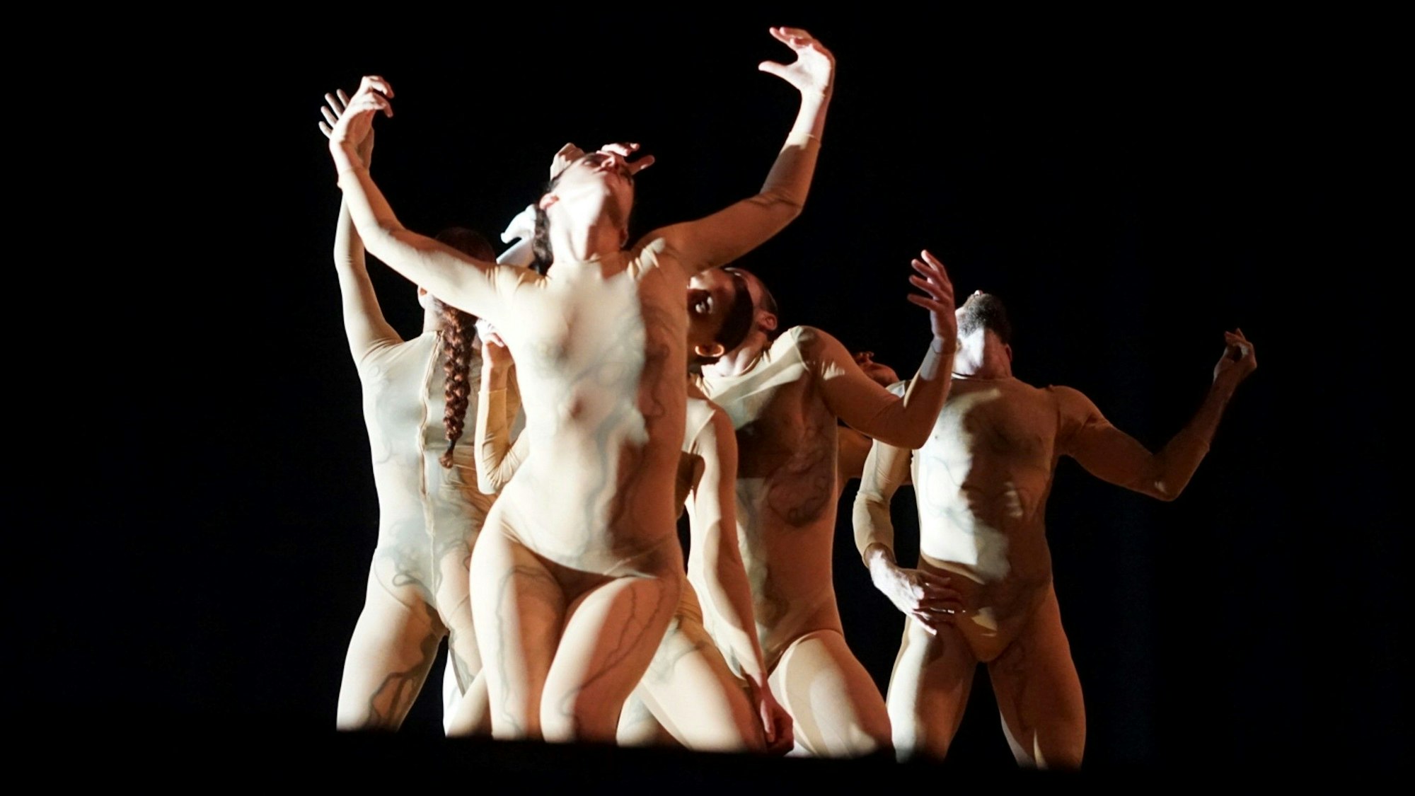 More than
Shahar Binyamini
Eine Produktion von LaLaCollective
Choreografie: Shahar Binyamini
Choreografie, Regie & Konzept: Shahar Binyamini
Tänzer*innen: Joseph Kudra, Roni Milatin, Dor Nahum, Or Saadi, Maya Botzer Simhon & Naor Walker
Musik: Mark Eliyah, Mohammad Reza Mortazavi & Gamelan Degung
Licht: Ofer Laufer
Kostüme: Charlie Le Mindu & Shahar Binyamini
Künstlerische Beratung: Lea Yanai
Foto: Tamara Dekel