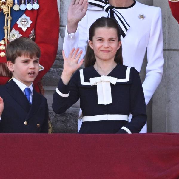 Prinz Louis spricht mit seiner Schwester Prinzessin Charlotte während beide winken.