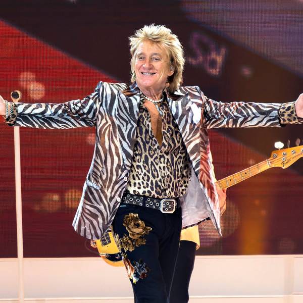 Rod Stewart gestikuliert auf der Bühne der Royal Arena während seines „One Last Time“-Konzerts in Kopenhagen, am Sonntag, 9. Juni 2024.