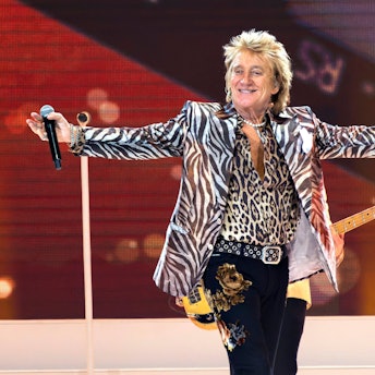 Rod Stewart gestikuliert auf der Bühne der Royal Arena während seines „One Last Time“-Konzerts in Kopenhagen, am Sonntag, 9. Juni 2024.