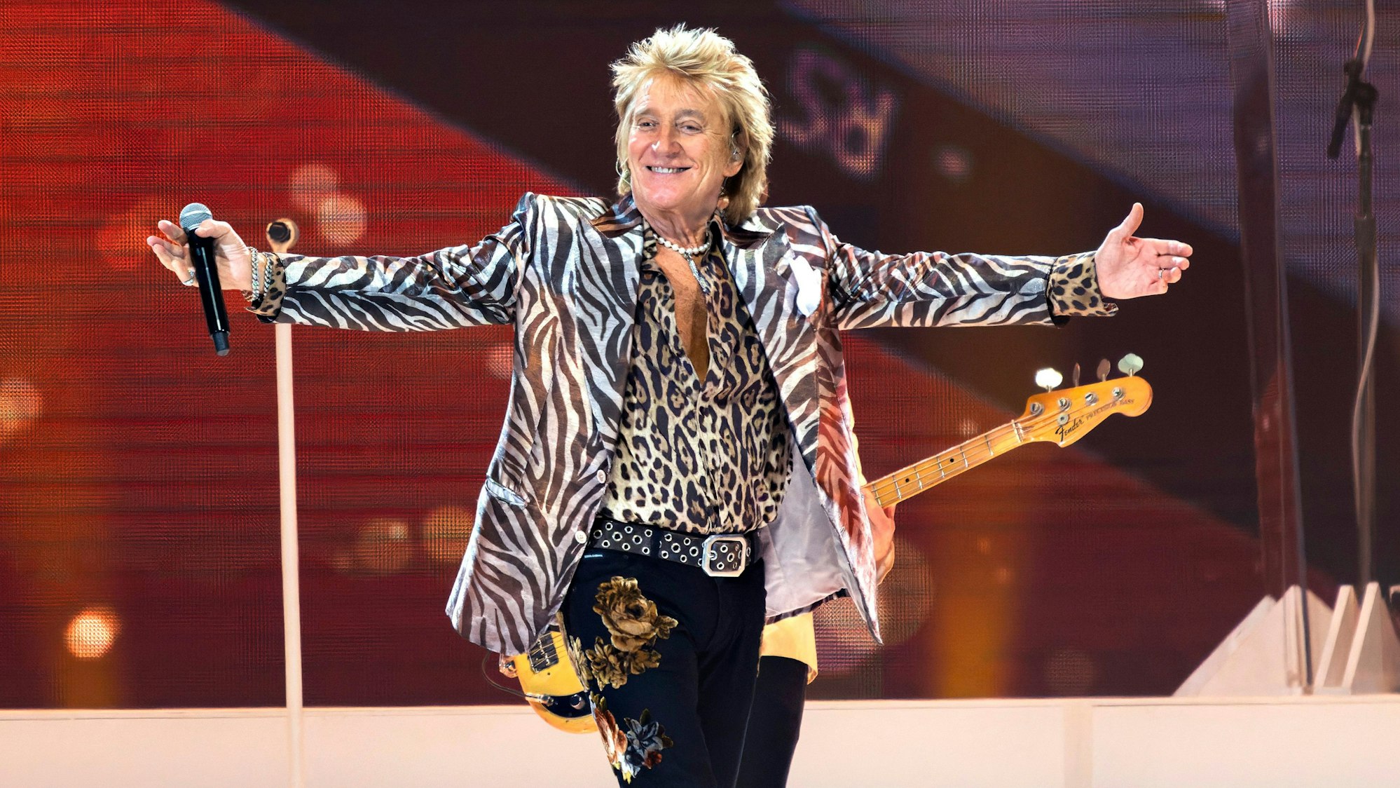 Rod Stewart gestikuliert auf der Bühne der Royal Arena während seines „One Last Time“-Konzerts in Kopenhagen, am Sonntag, 9. Juni 2024.