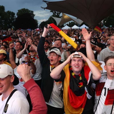 Public Viewing zur EM 2024 im Kölner Tanzbrunnen.