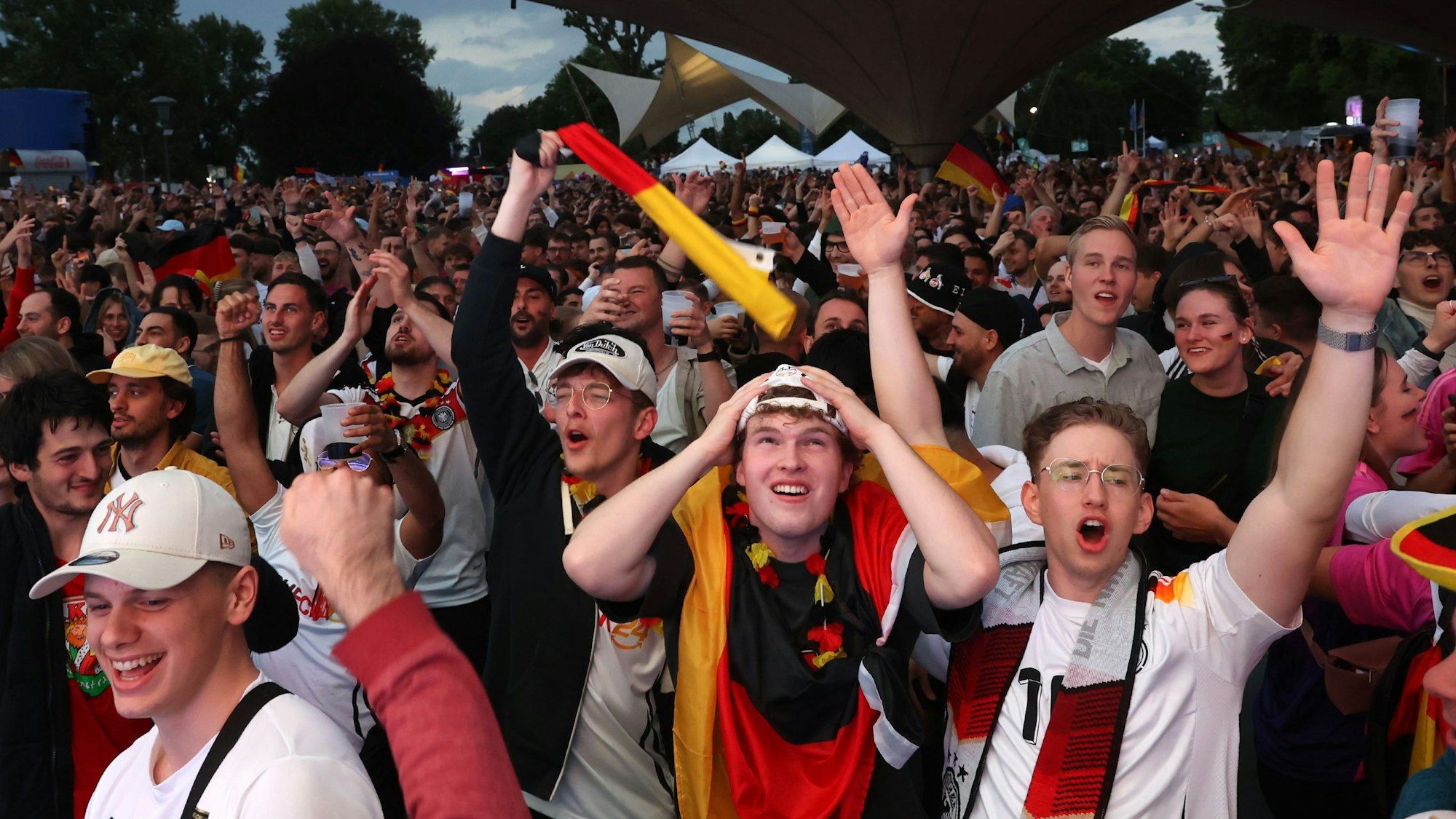 Public Viewing zur EM 2024 im Kölner Tanzbrunnen.