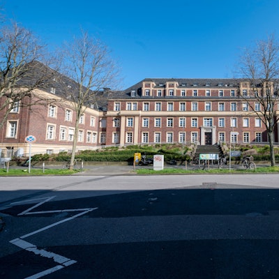 Die Fassade des Eduardus-Krankenhauses in Deutz ist zu sehen.