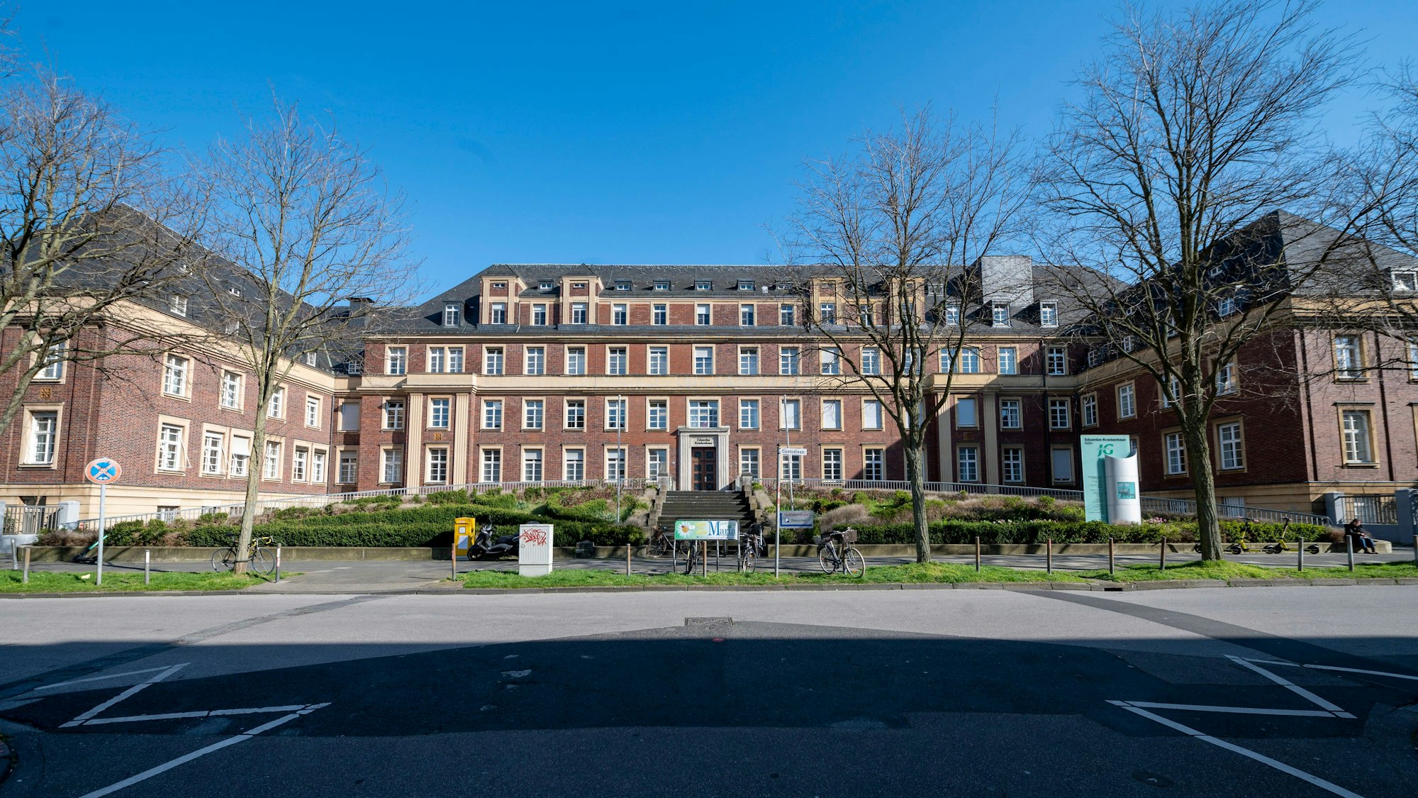 Die Fassade des Eduardus-Krankenhauses in Deutz ist zu sehen.