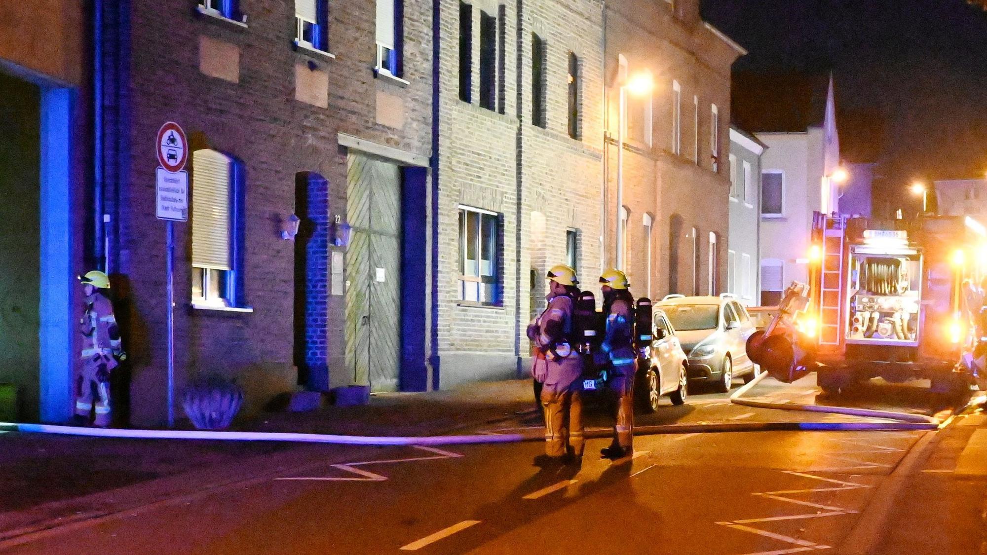 Das Bild zeigt Feuerwehrkräfte im Einsatz vor einem Haus