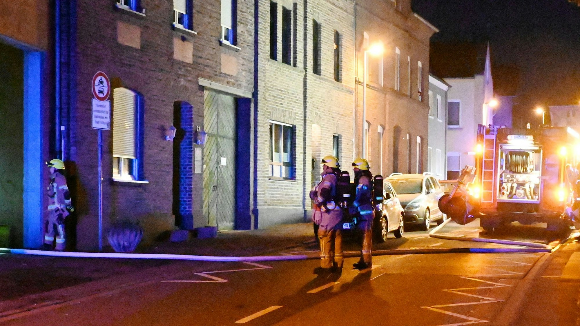 Das Bild zeigt Feuerwehrkräfte im Einsatz vor einem Haus