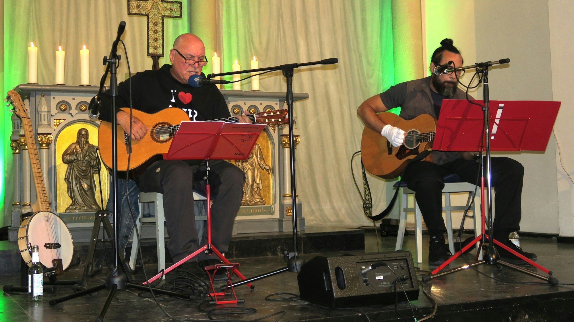 Rolly und Benjamin Brings (v.l.) in der Friedenskirche.