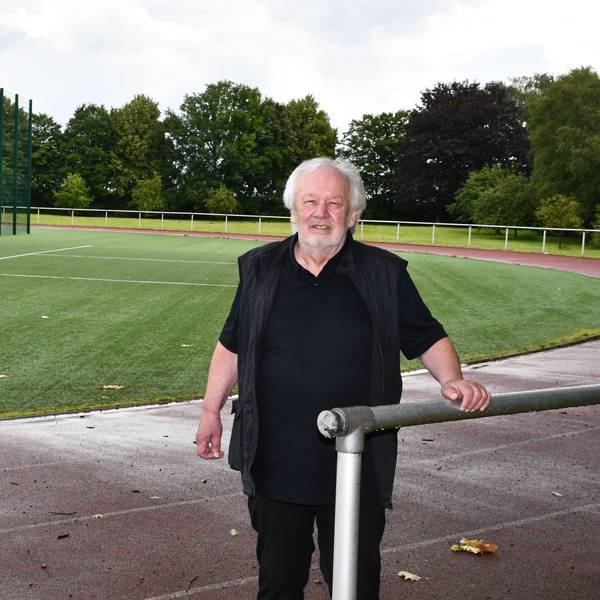 Das Foto zeigt den Klinikunternehmer und Vorsitzenden des FC Hürth, Alfons Domma, auf der Sportanlage hinter dem Gymnasium.
