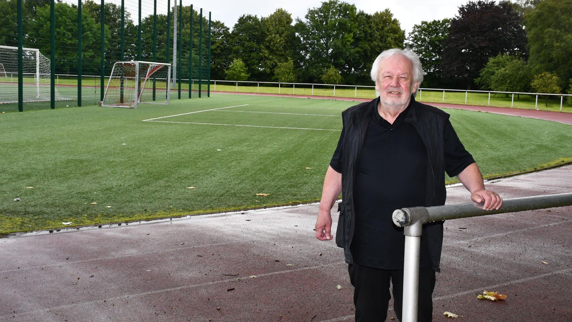 Das Foto zeigt den Klinikunternehmer und Vorsitzenden des FC Hürth, Alfons Domma, auf der Sportanlage hinter dem Gymnasium.