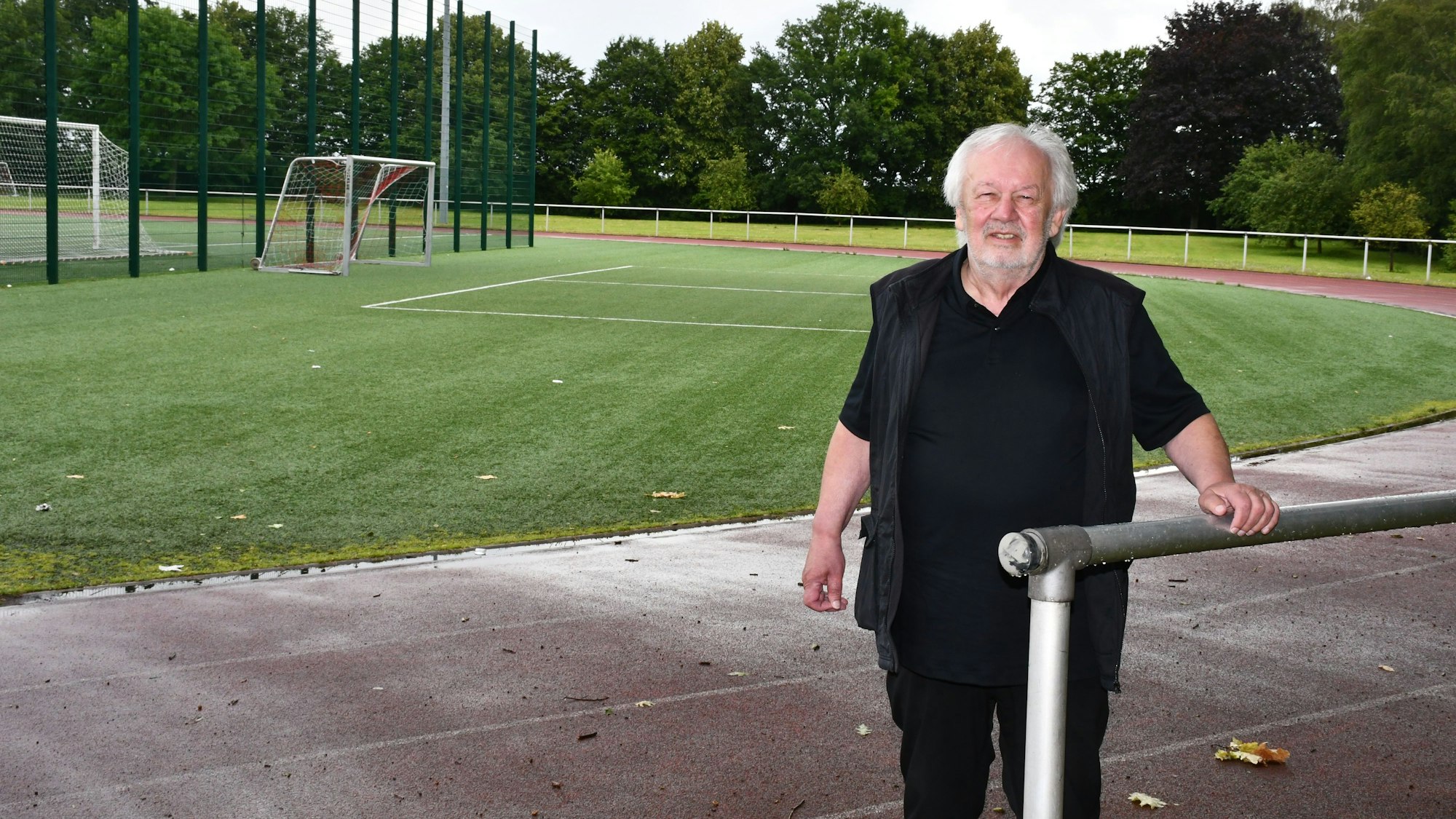 Das Foto zeigt den Klinikunternehmer und Vorsitzenden des FC Hürth, Alfons Domma, auf der Sportanlage hinter dem Gymnasium.