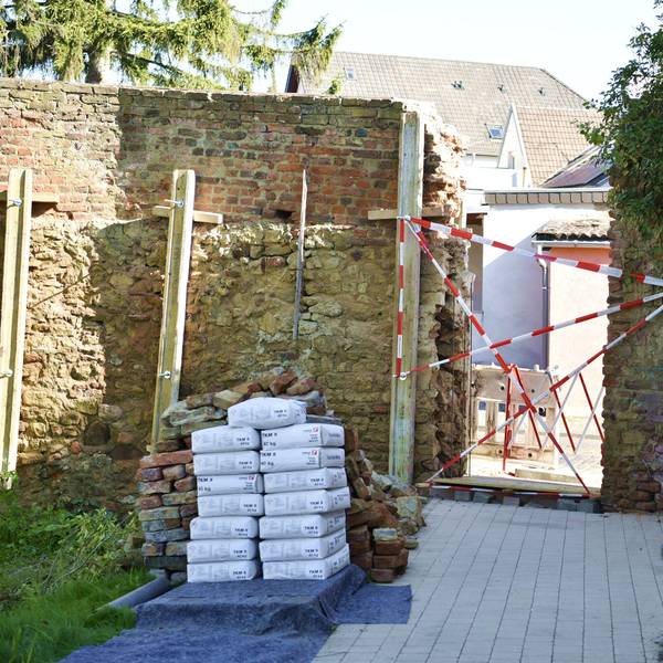 Die Stadtmauer in Zülpich wurde hinter dem Parkplatz an der Nideggener Straße durchbrochen, hier entsteht eine Schlupfpforte. Noch ist der Durchgang versperrt.