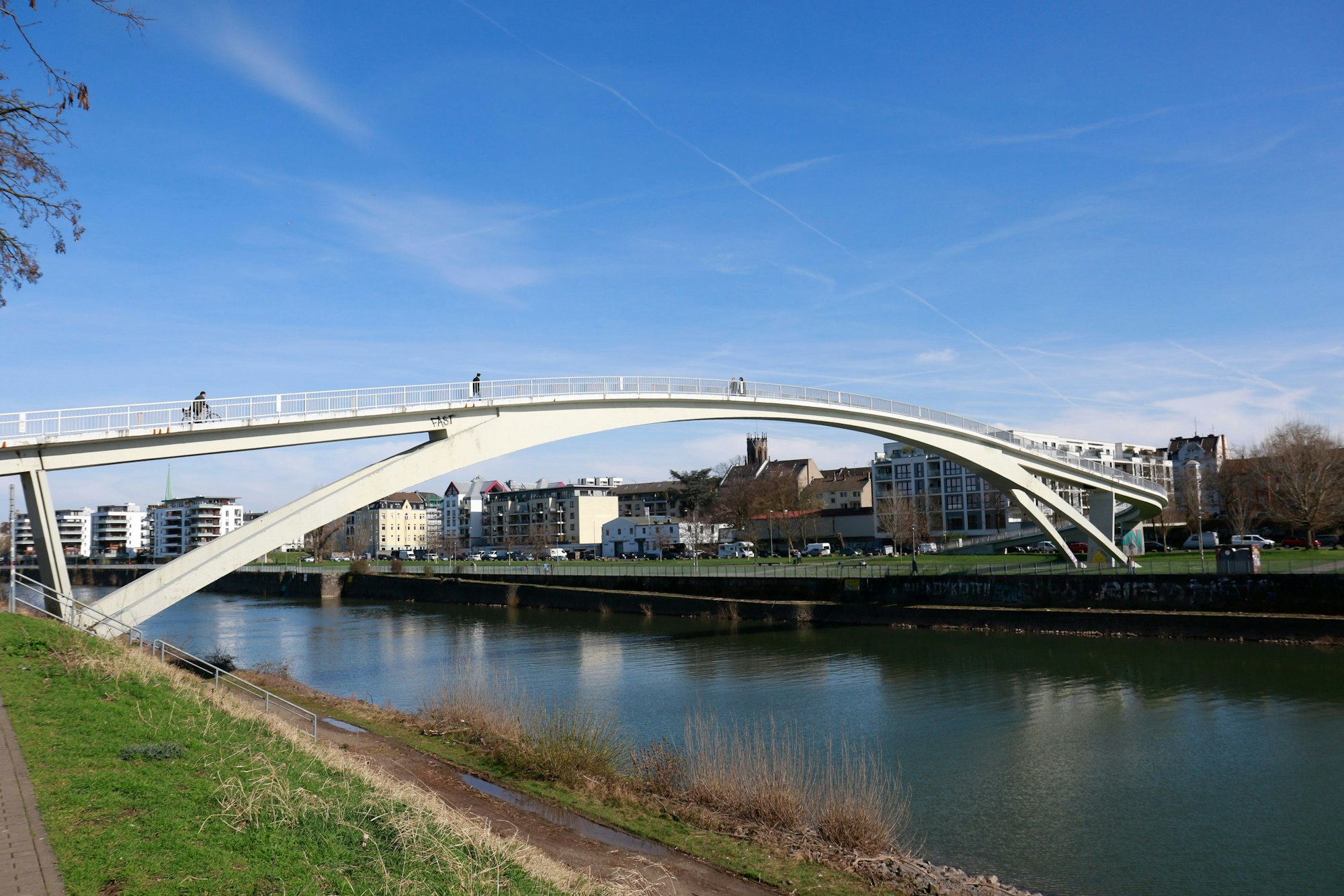 Die Katzenbuckelbrücke überspannt die Einfahrt des Mülheimer Hafens.