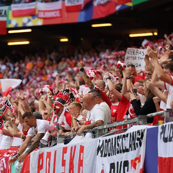 Polens Fans feiern auf der Tribüne.
