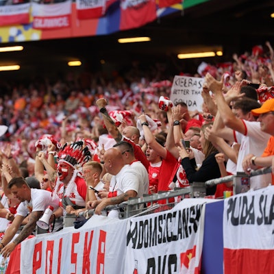 Polens Fans feiern auf der Tribüne.