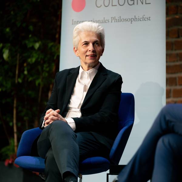 Marie-Agnes Strack-Zimmermann sitzt bei der phil.Cologne auf der Bühne in den Balloni-Hallen.