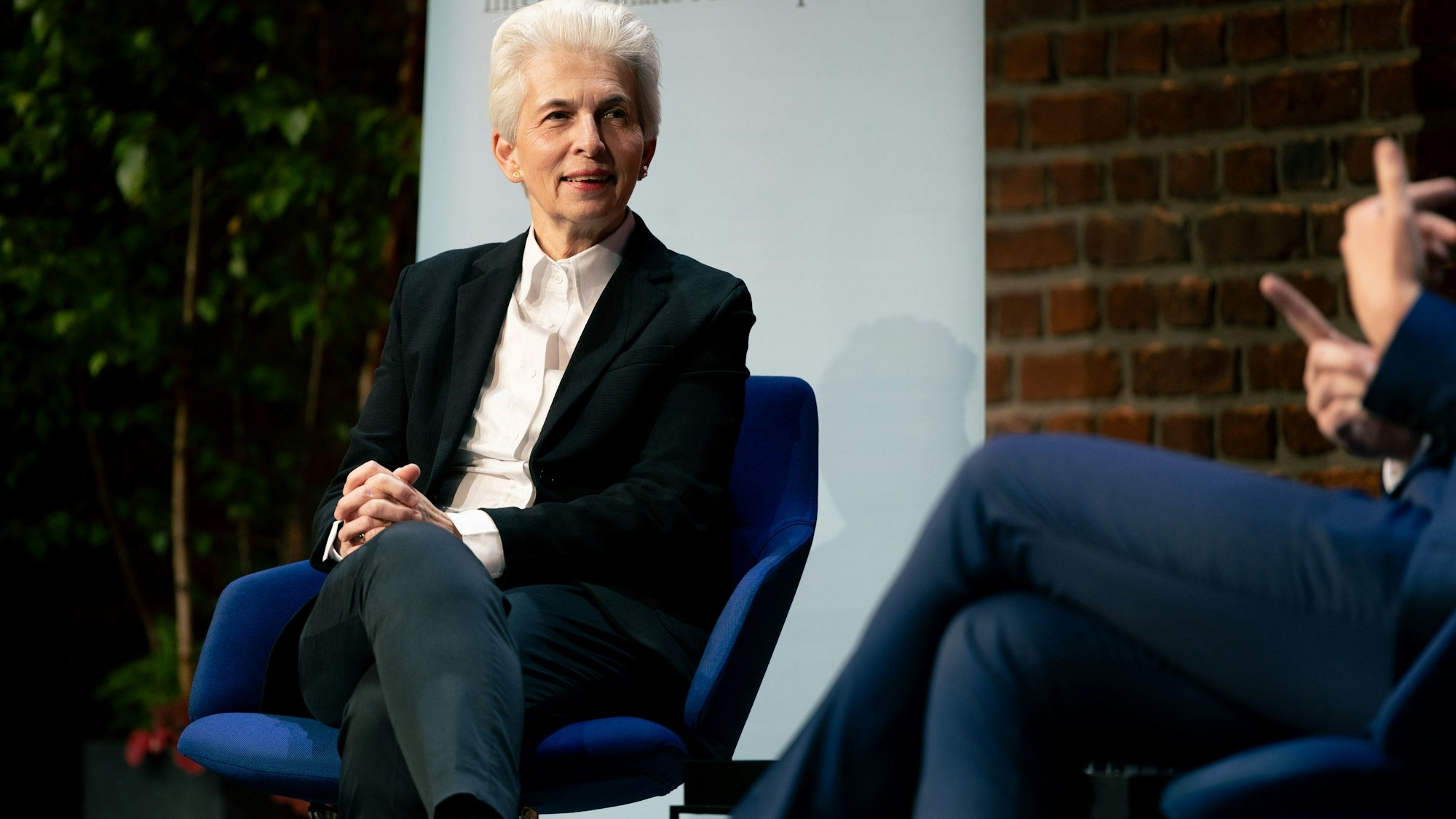 Marie-Agnes Strack-Zimmermann sitzt bei der phil.Cologne auf der Bühne in den Balloni-Hallen.