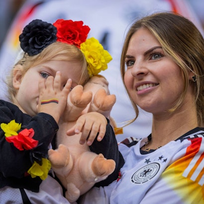 Lisa Füllkrug mit Tochter Emilia auf der Tribüne.
