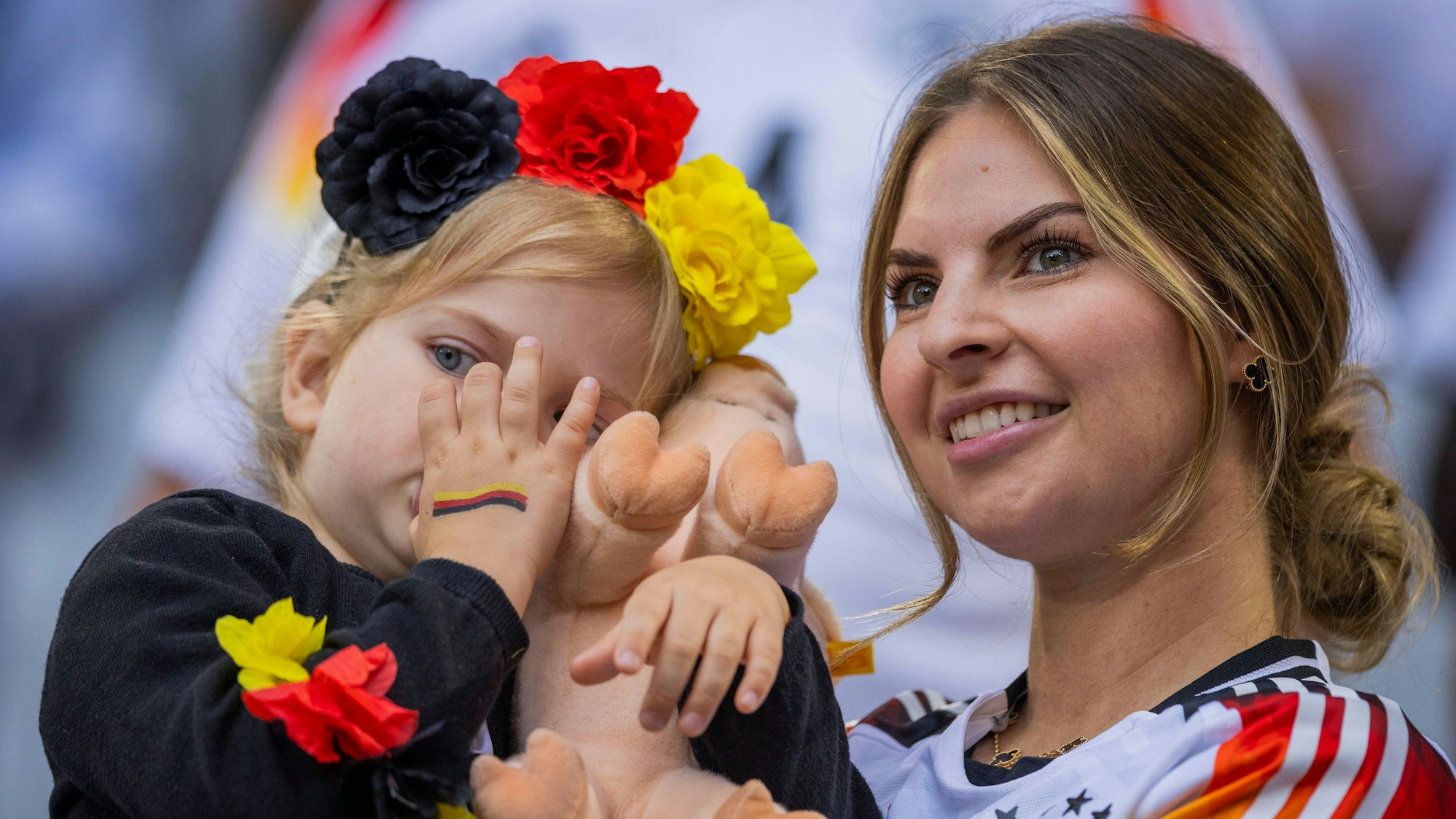 Lisa Füllkrug mit Tochter Emilia auf der Tribüne.
