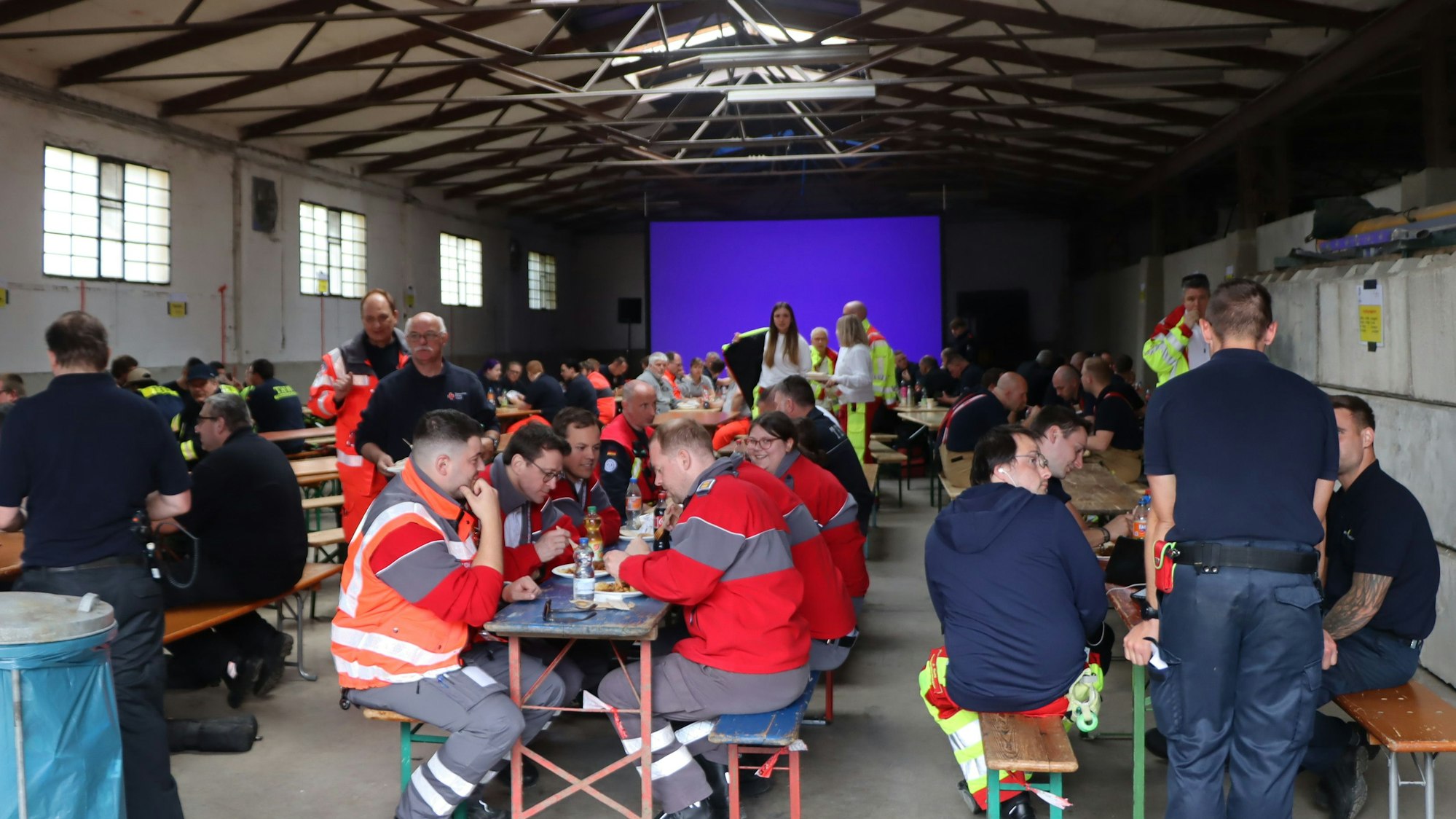 Das Bild zeigt einen großen Raum mit vielen Einsatzkräften.