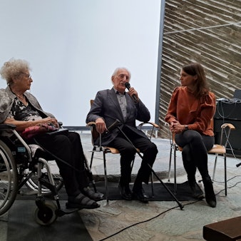 Moderatorin Ruth-Anne Damm (r.) im Gespräch mit den beiden Zeitzeugen Tamar Dreifuss und Leon Weintraub.