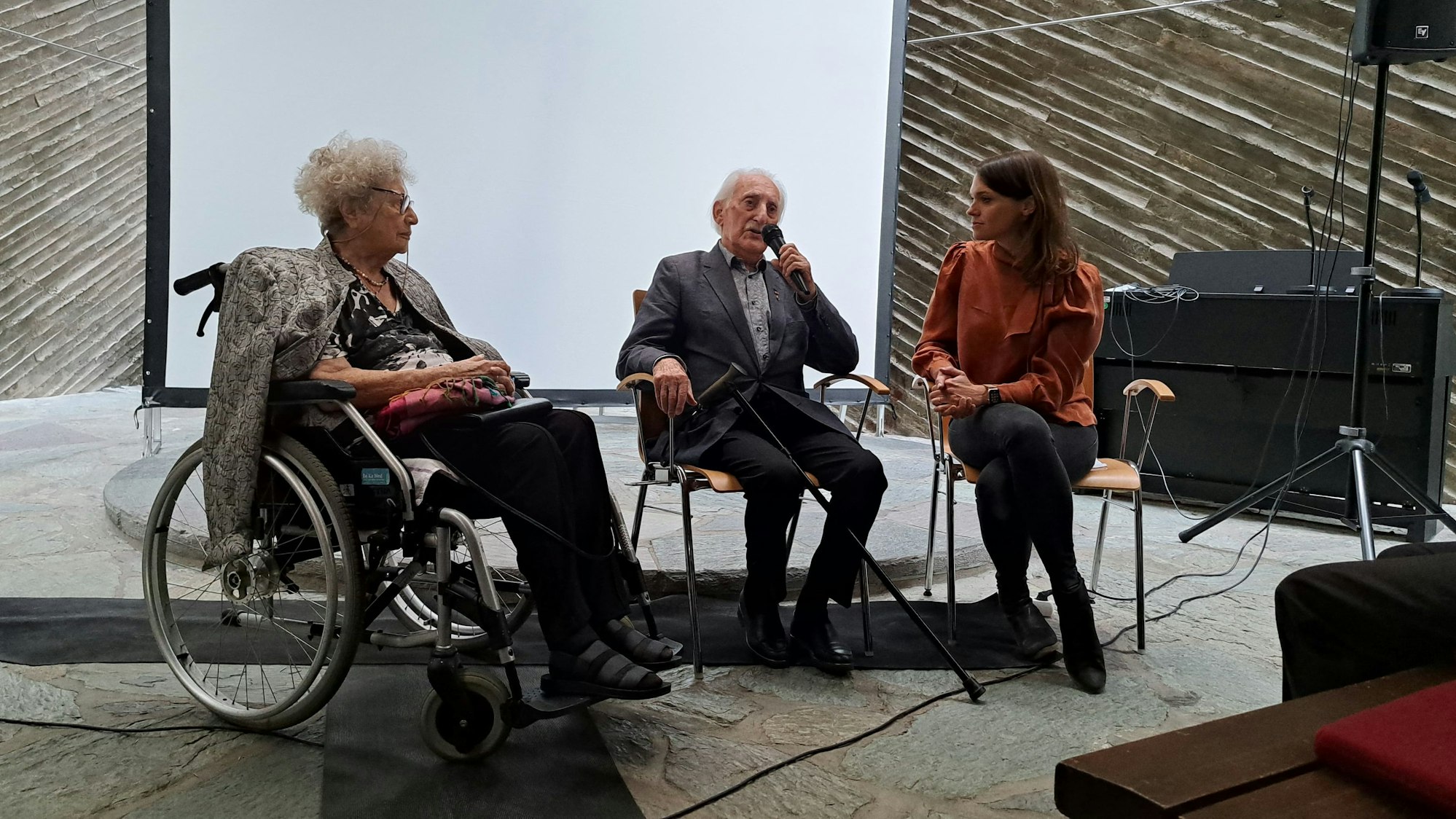 Moderatorin Ruth-Anne Damm (r.) im Gespräch mit den beiden Zeitzeugen Tamar Dreifuss und Leon Weintraub.