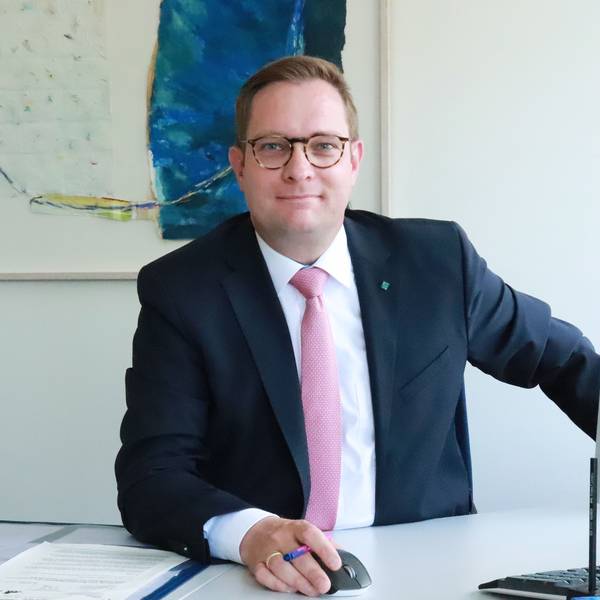 Der Kämmerer sitzt an seinem Schreibtisch