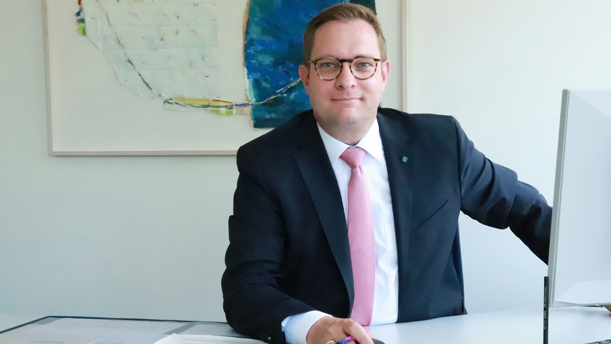 Der Kämmerer sitzt an seinem Schreibtisch.