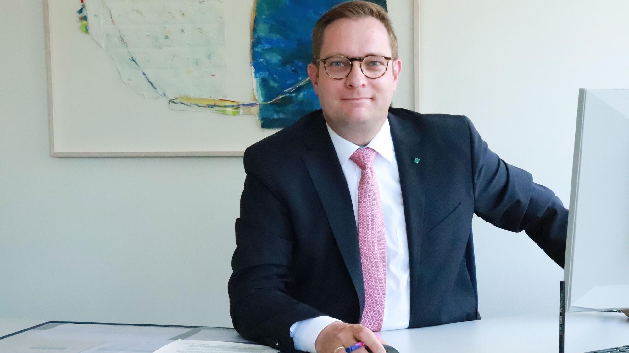 Der Kämmerer sitzt an seinem Schreibtisch