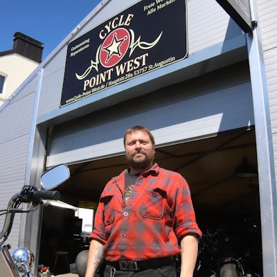 Marco Berger steht vor der Eingangstür seines provisorischen Cycle Point West.