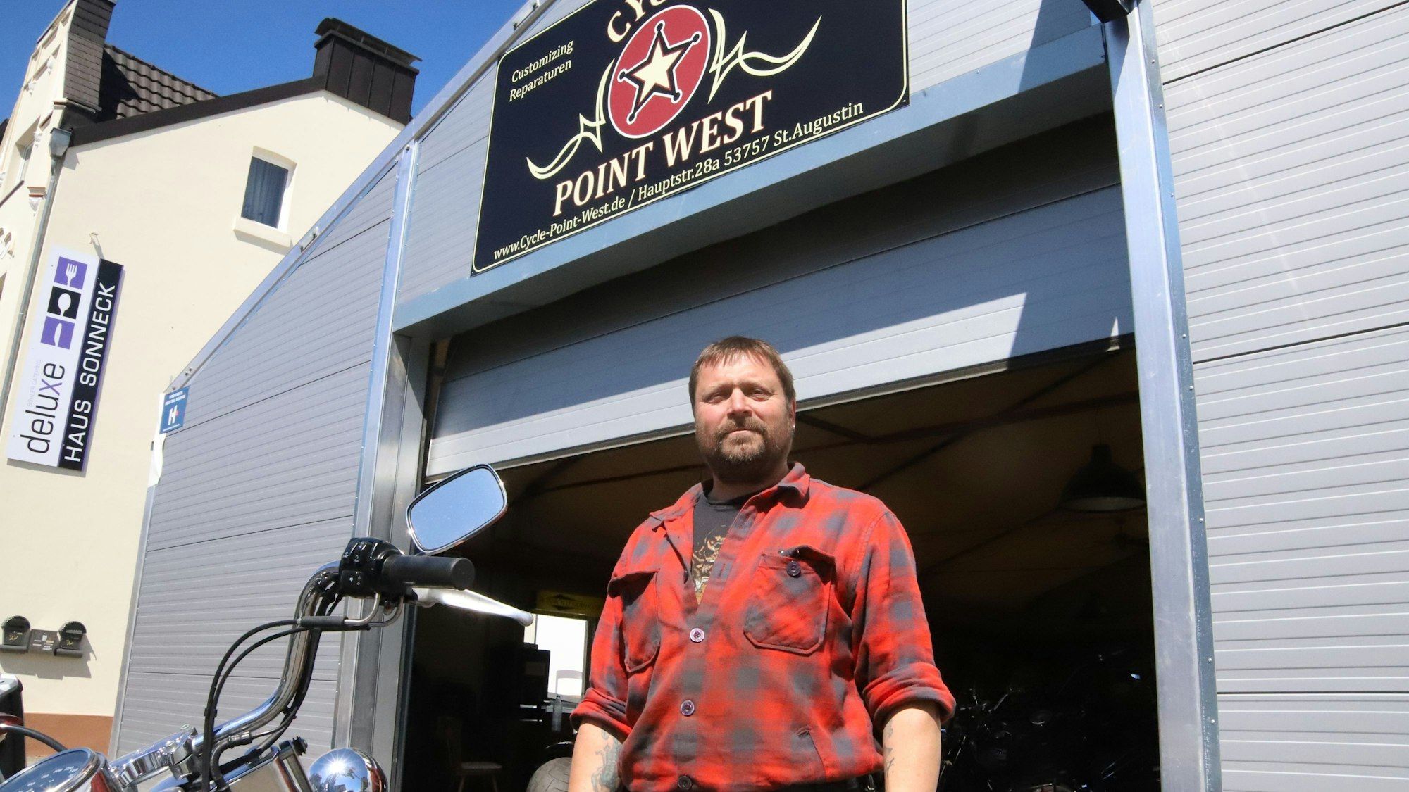 Marco Berger steht vor der Eingangstür seines provisorischen Cycle Point West.