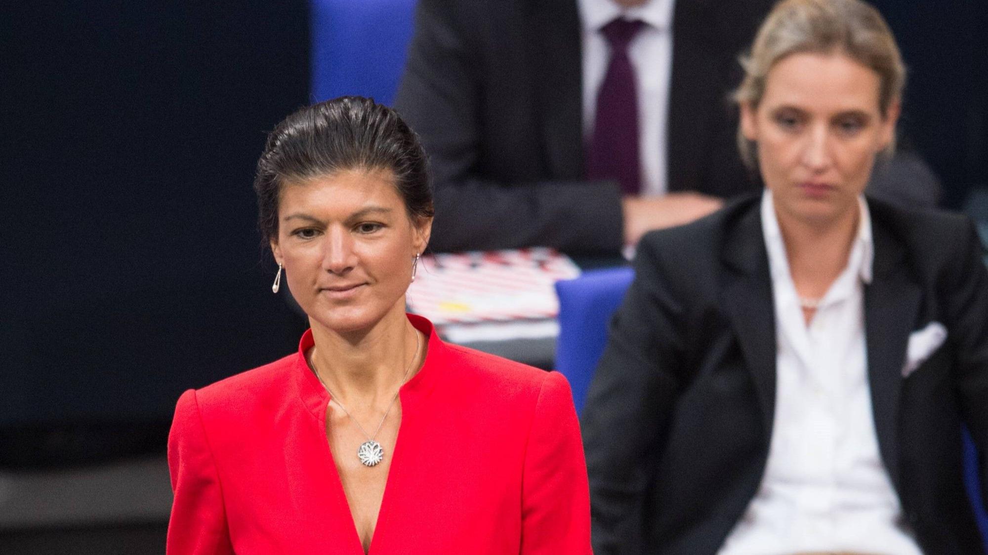 BSW-Chefin Sahra Wagenknecht und AfD-Chefin Alice Weidel im Bundestag. Die beiden Politikerinnen knüpfen in ihrer Argumentation oftmals an Kreml-Propaganda an. (Archivbild)