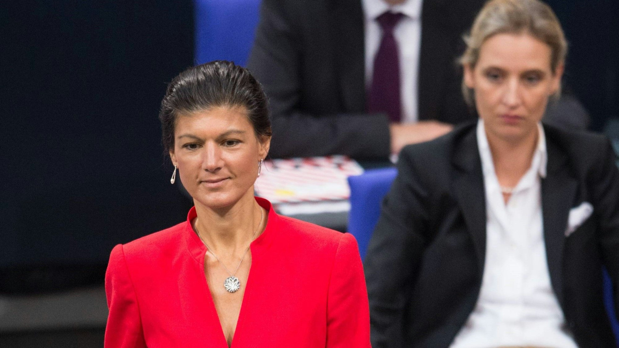 BSW-Chefin Sahra Wagenknecht und AfD-Chefin Alice Weidel im Bundestag. Die beiden Politikerinnen knüpfen in ihrer Argumentation oftmals an Kreml-Propaganda an. (Archivbild)