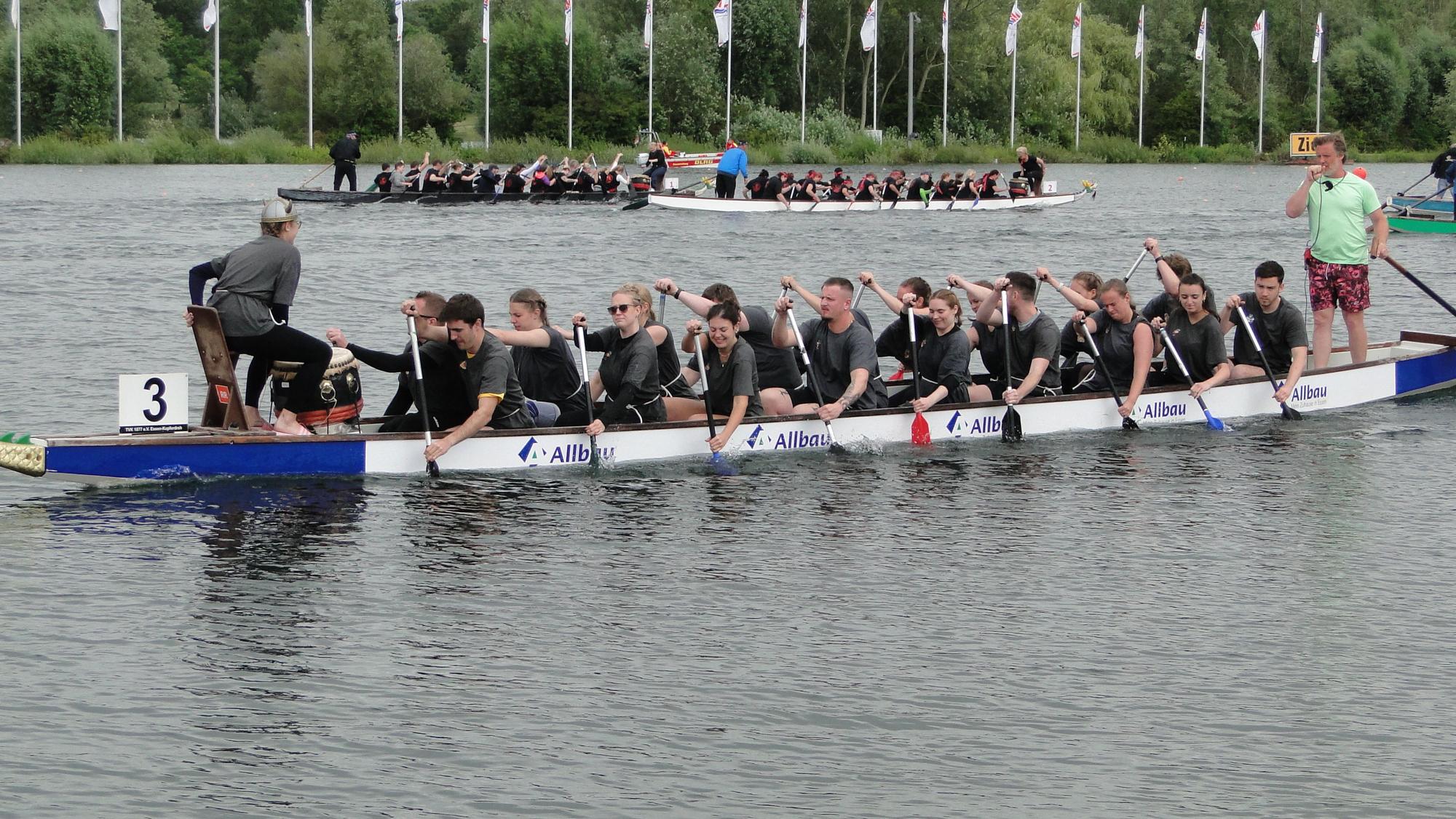Bei aller Unernsthaftigkeit am Ufer: Auf dem Wasser gaben die Mannschaften alles.