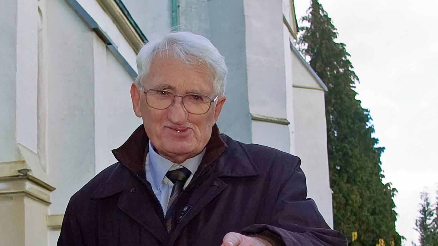 Jürgen Habermas war in den letzten Jahrzehnten immer wieder zu Besuch in Gummersbach. So wie hier an der evangelischen Kirche. (Archivbild)