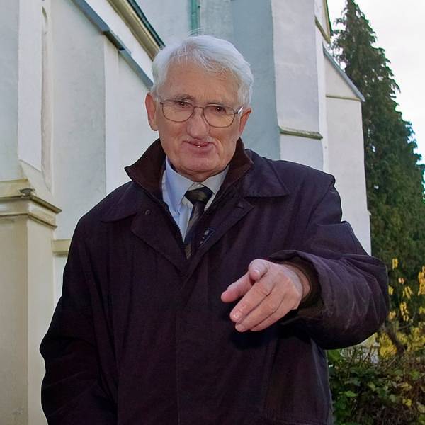 Jürgen Habermas war in den letzten Jahrzehnten immer wieder zu Besuch in Gummersbach. So wie hier an der evangelischen Kirche. (Archivbild)