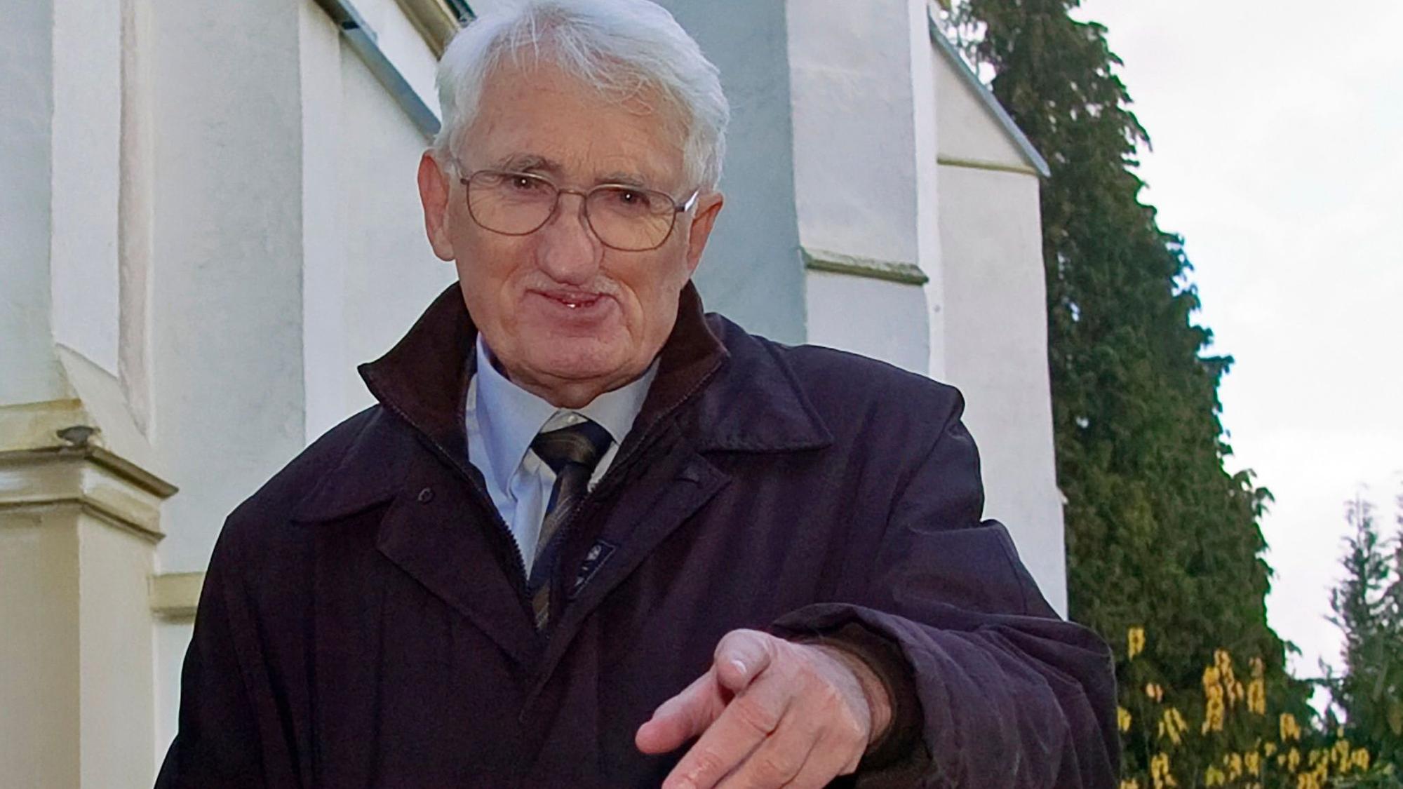 Jürgen Habermas war in den letzten Jahrzehnten immer wieder zu Besuch in Gummersbach. So wie hier an der evangelischen Kirche. (Archivbild)