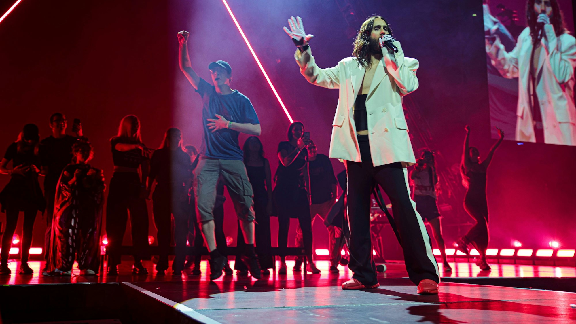 Konzert von Thirty Seconds to Mars mit Leadsänger Jared Leto und einigen Fans in der Lanxess Arena.