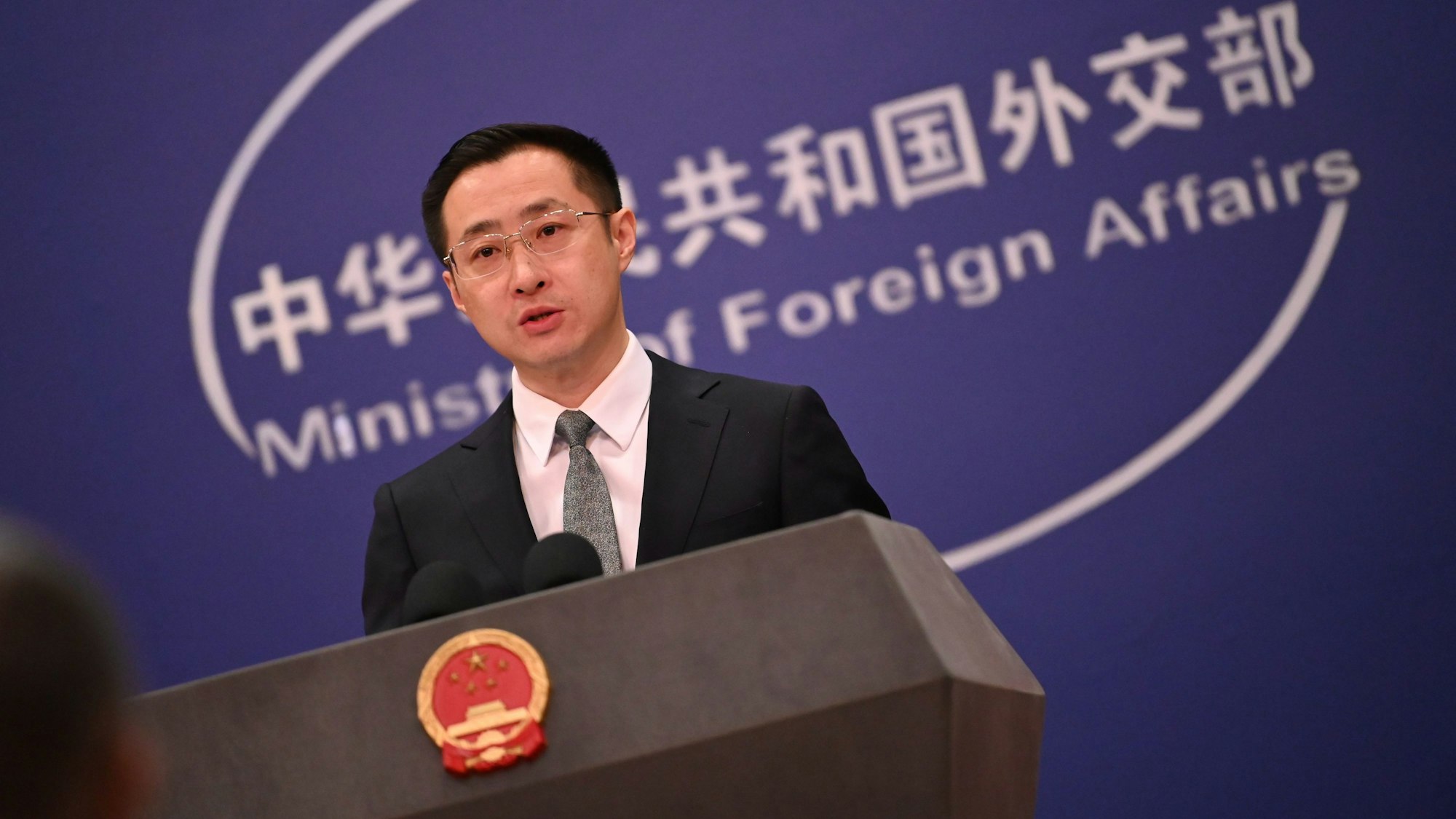 Lin Jian, Sprecher des chinesischen Außenministeriums, spricht beim täglichen Briefing seiner Behörde vor Journalisten. China hat eine Aussage von Nato-Generalsekretär Jens Stoltenberg zur Haltung Pekings im Ukraine-Krieg kritisiert.