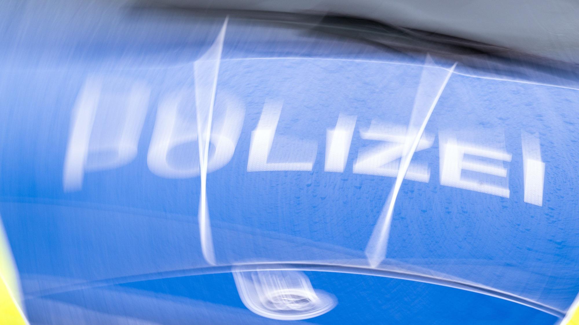 Der Schriftzug „Polizei“ auf der Kühlerhaube eines Polizeiautos.