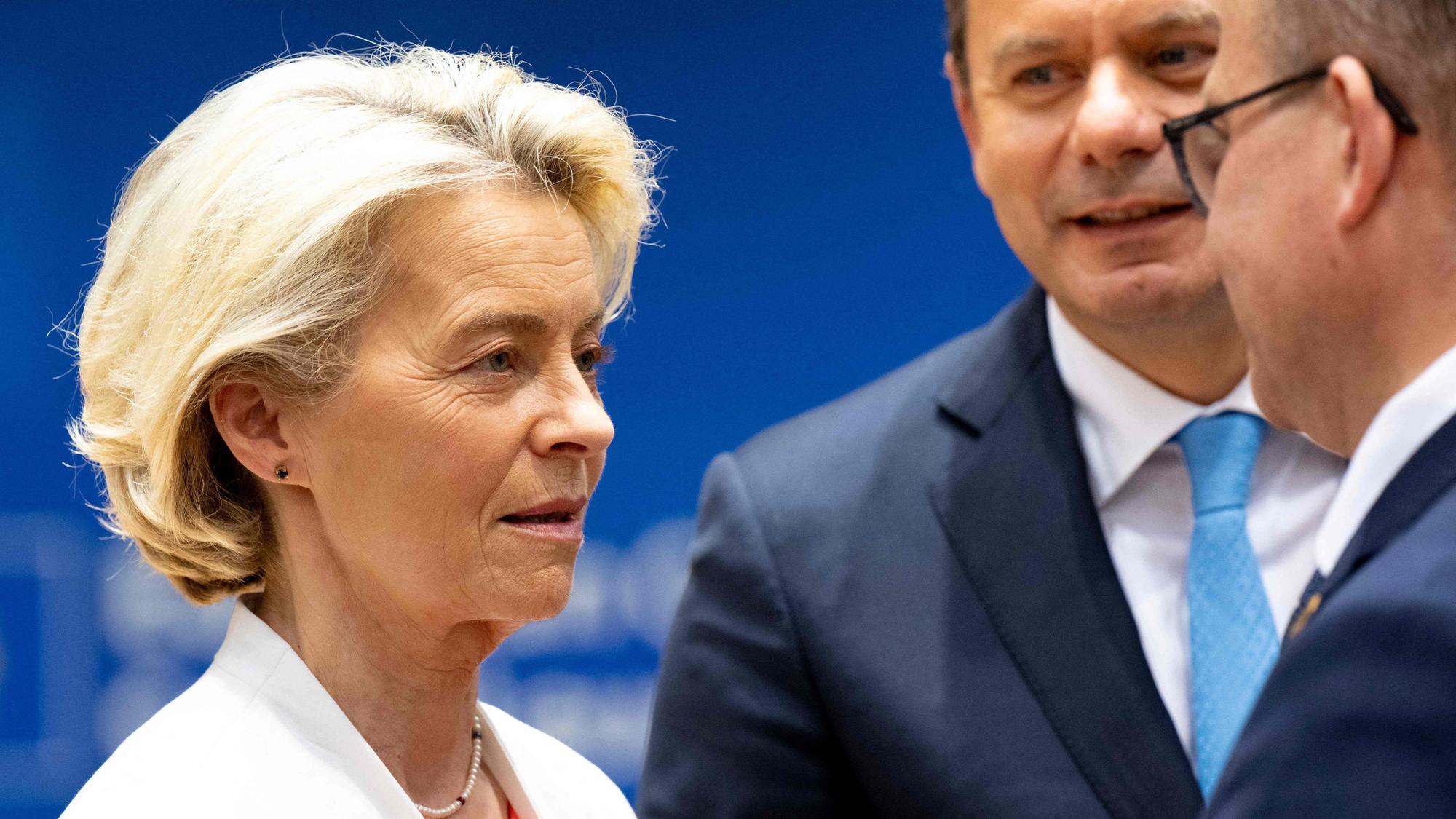 Ursula von der Leyen (l.) strebt eine zweite Amtszeit als EU-Kommissionspräsidentin an.