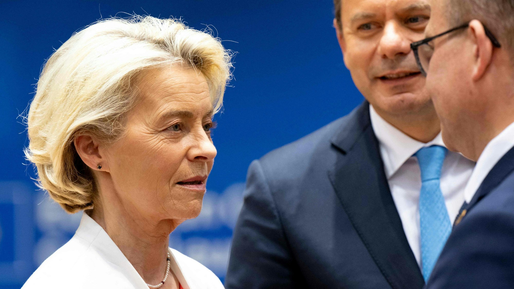 Ursula von der Leyen (l.) strebt eine zweite Amtszeit als EU-Kommissionspräsidentin an.