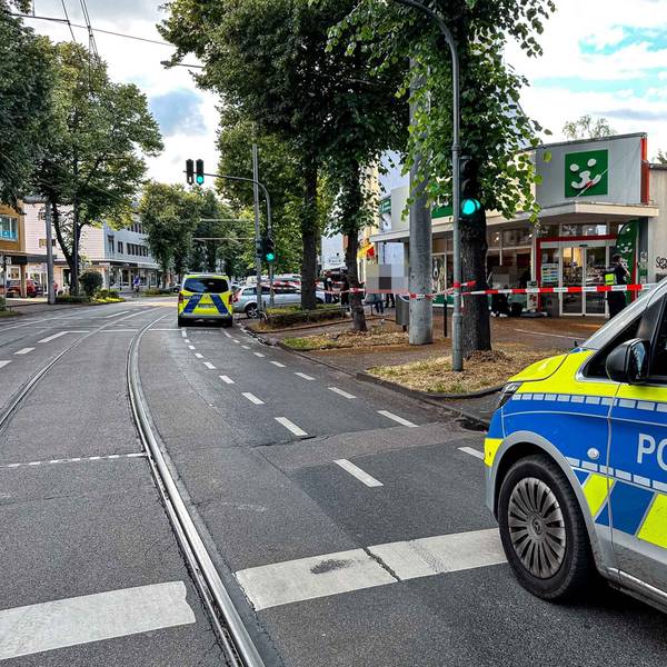 Polizeieinsatz nach dem Raubüberfall auf die Fressnapf-Filiale in Köln-Poll am Montag (17. Juni)