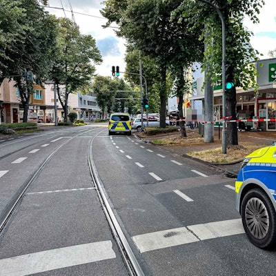 Polizeieinsatz nach dem Raubüberfall auf die Fressnapf-Filiale in Köln-Poll am Montag (17. Juni)