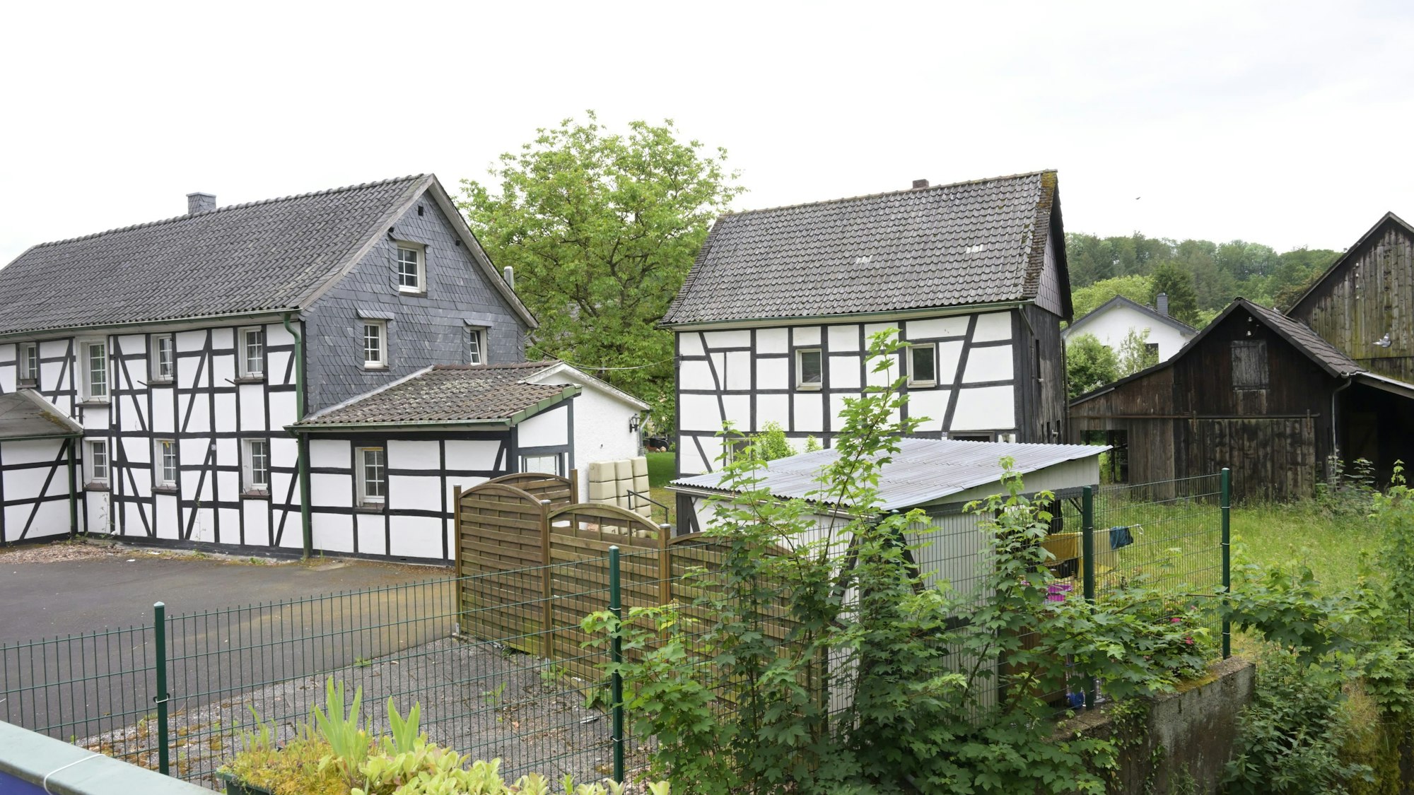 Zwei Fachwerkhäuser an der Altenberger-Dom-Straße in Odenthal.